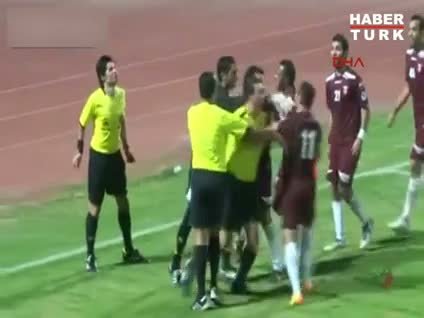 Hakem önce dövdü sonra kırmızı kart yağdırdı