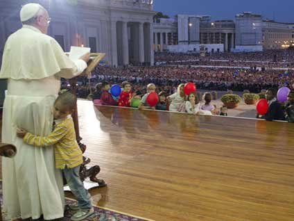 Papa'nın bacaklarına dolandı bırakmadı
