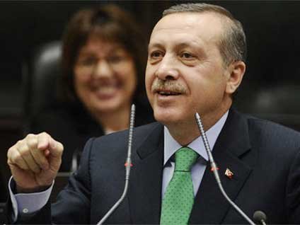 Başbakan Erdoğan'ın espirisi salonu kahkahaya boğdu