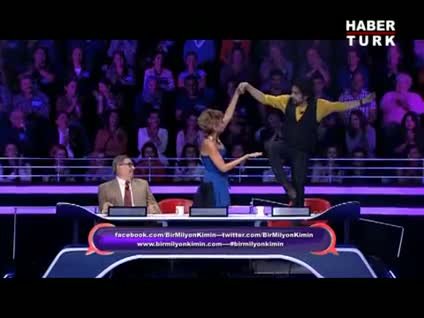 Ekoseli pantolonuyla programa damga vurdu