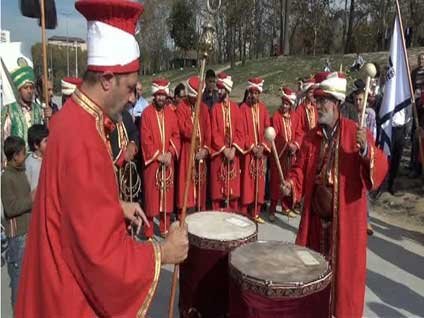 Başbakan Erdoğan için besteledikleri marşla Taksim'i salladılar