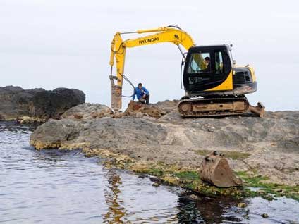 Yunan vatandaşı gizli defineyi gösterdi Türk vatandaşı denizin üstünde define arıyor
