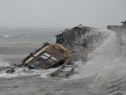 Haiyan Tayfunu 235 kilometre hızla vurup darmadağın etti