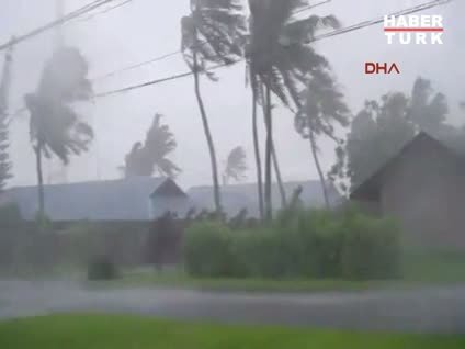 Tayfun Filipin'i vurdu