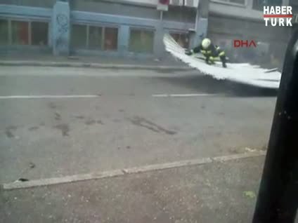 Şiddetli fırtına itfaiyeciyi uçurdu