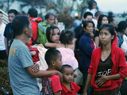 Filipinler'de halk bulduğunu yağmalamaya başladı