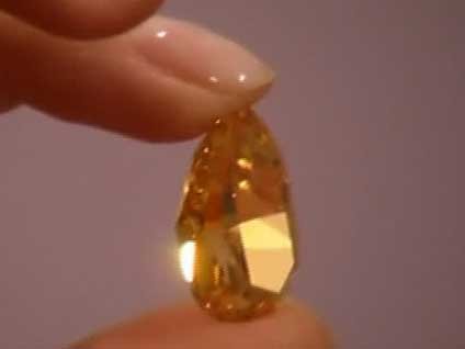 Dünyanın en büyük turuncu elması 35 milyon dolara satıldı