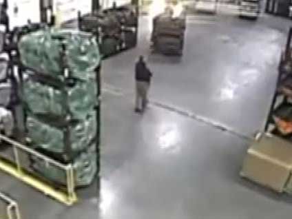 Talihsiz müdürün başına gelen komik kaza