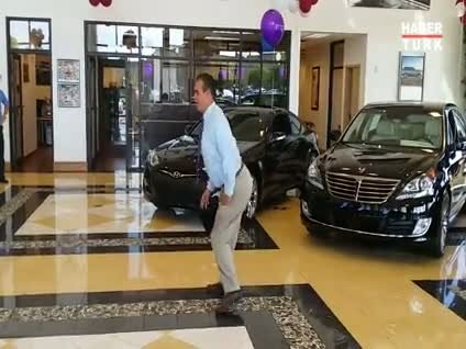 Galerici adamın müthiş dansı