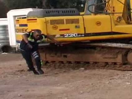 Kepçe polise çarptı İşte o anlar