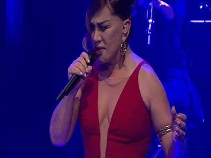 Sezen Aksu'nun dekoltesi her şeyi gölgede bıraktı