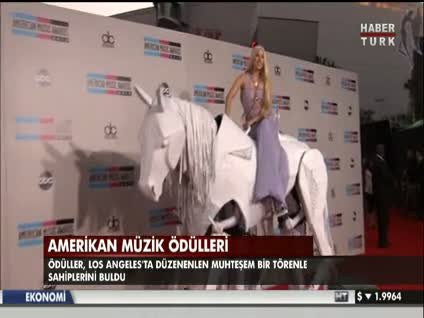 Lady Gaga at üstünde