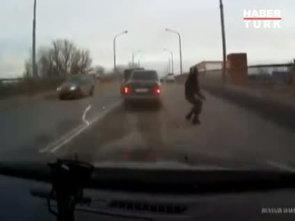 Pikapın kasasından böyle fırladı