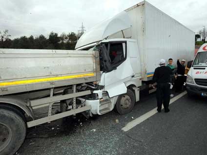 TEM'de kamyonlar birbirine girdi trafik kilitlendi