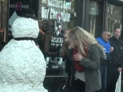 Kardan adamı gören korkudan sağa sola kaçıştı