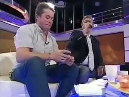 Cengiz Kurtoğlu ile oğlu Aydın Kurtoğlu'nun Duvardaki Resim düeti