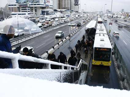 İstanbul'da kar çilesi okulları tatil mi ettirdi?