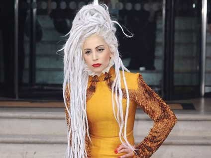 Türk tasarımı elbiseyi seçti!