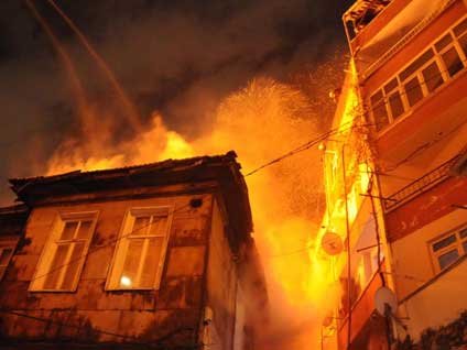 Elindeki Yasin-i Şerif'le yangının sönmesini bekledi