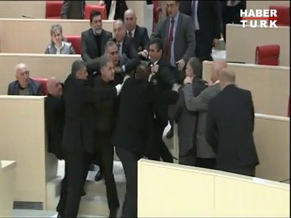 Vekiller mecliste birbirine girdi!