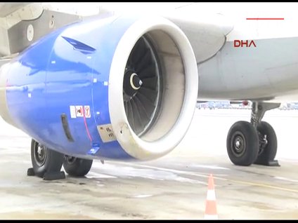 Kamyonet uçağa çarptı!