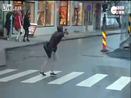 Rüzgardan uçuyordu!