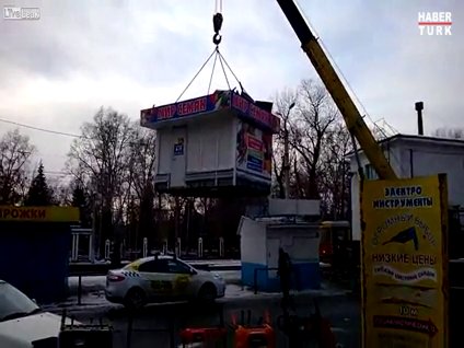 Büfeyi arabanın üzerine koydu!