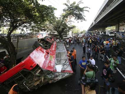 Yolcu otobüsü viyadükten uçtu 21 ölü
