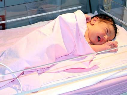 1 günlük bebeği ayakkabılığa bıraktılar