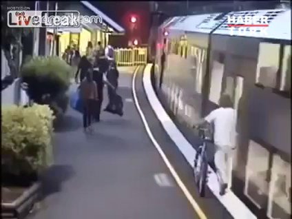 Trenin altında kaldı yine de ölmedi