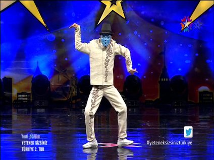 Performansı ayakta alkışlandı!