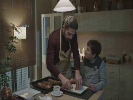 Uğur babası ile ay çöreği yapıyor