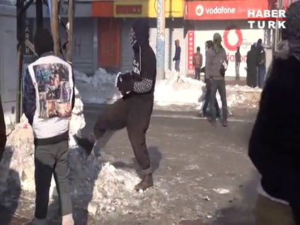 Polise atacağı bomba elinde patladı