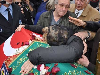 Ünlü sanatçı Adnan Şenses'e son veda