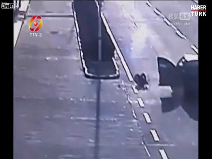 Kaza anında arabadan fırladı sonra...