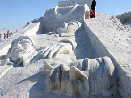 100 kamyon kardan şehitler için heykel yaptılar