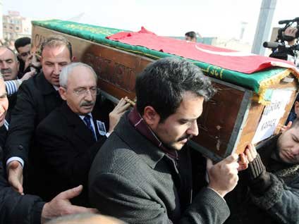 Kılıçdaroğlu danışmanı Şükrü Karaca'yı son yolculuğuna uğurladı