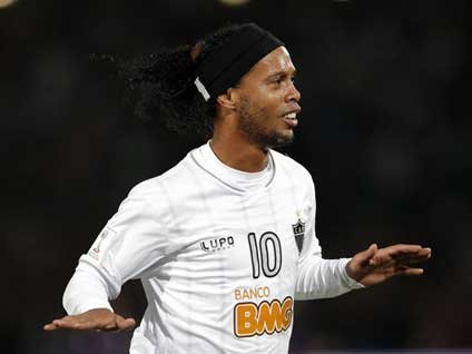 Ronaldinho beklenen imzayı attı