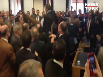 TBMM'de uçan tekme!