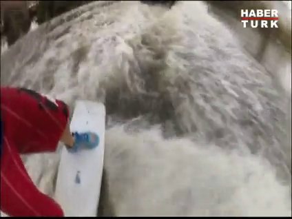 Sel sularında kayak keyfi