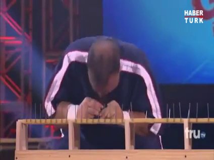 Kafasıyla tahtaya çivi çaktı!