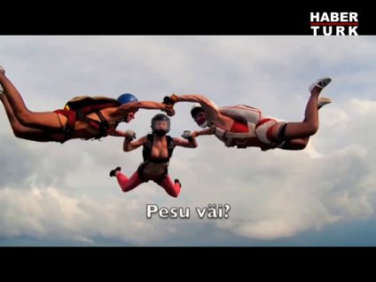 İç çamaşırıyla paraşütle atladılar!