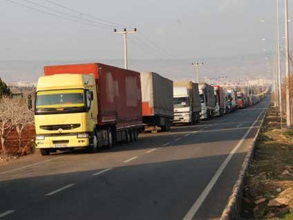Tırlar Suriye Sınır Kapısı'nda bekliyor