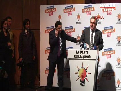 Bakan kürsüde konuşurken Başbakan aradı