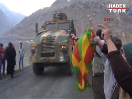 Askeri konvoy BDP'lilerin arasından böyle geçti