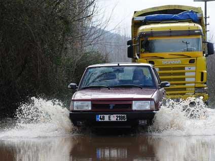 Muğla'nın iki ilçesini sel aldı