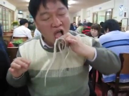 Ahtapotu canlı canlı yedi