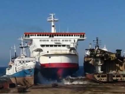 Jilet yapılacak gemiyi hızla karaya sürdüler