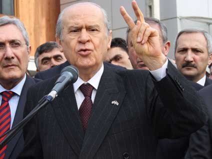 MHP lideri Bahçeli: Başbakan herkesi tehdit ediyor