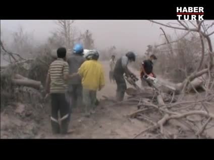 Endonezya'daki kül dalgasında en az 16 kişi öldü